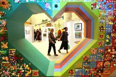 KARYA KHAS: Sebuah arca mozek berbentuk hati, ‘OpenHeart’, merupakan antara karya yang dipaparkan di pameran ‘More Art. Made Inclusive’ di Perpustakaan Daerah Punggol.