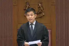 TERIMA SURAT: Perdana Menteri, Encik Lee Hsien Loong, menerima surat peletakan jawatan Encik Tan Chuan-Jin sebagai Speaker Parlimen dan Anggota Parlimen GRC Marine Parade pada 17 Julai lalu. 