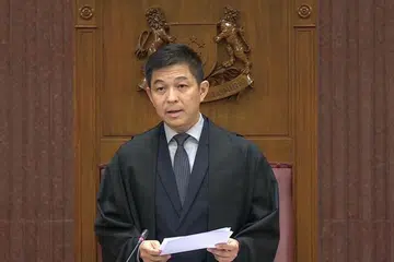 TERIMA SURAT: Perdana Menteri, Encik Lee Hsien Loong, menerima surat peletakan jawatan Encik Tan Chuan-Jin sebagai Speaker Parlimen dan Anggota Parlimen GRC Marine Parade pada 17 Julai lalu. 