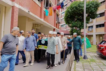 Jenazah Allahyarham Ustaz Jakfar Embek diusung ke van jenazah untuk dibawa ke Masjid Pusara Aman untuk disolatkan sebelum dikebumikan. 