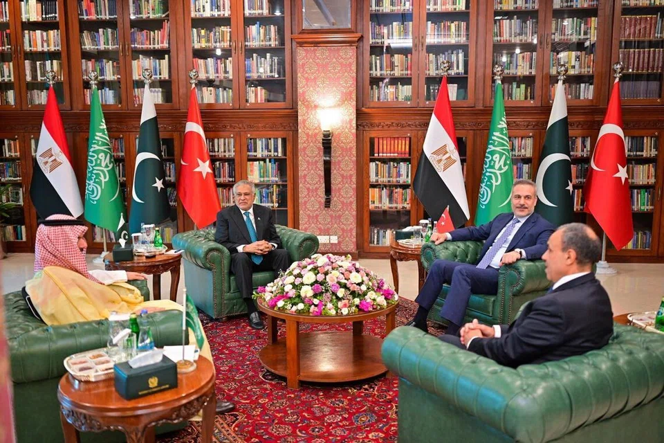 Gambar edaran yang dikeluarkan oleh Pejabat Luar Pakistan menunjukkan Menteri Luar Turkey Hakan Fidan; Menteri Luar Arab Saudi Faisal bin Farhan Al Saud, Menteri Luar Mesir Badr Abdelatty serta Timbalan Perdana Menteri Pakistan Ishaq Dar menghadiri pertemuan di Islamabad, Pakistan pada 29 Mac 2026.
Pertemuan ini menghimpunkan pemain utama serantau dalam usaha diplomatik berterusan untuk meredakan ketegangan susulan konflik melibatkan Amerika Syarikat, Israel dan Iran, dengan perbincangan tertumpu kepada de-eskalasi dan kestabilan serantau.