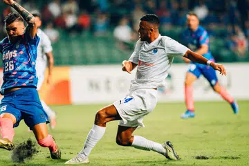 PENGALAMAN MENGAGUMKAN: Pengalaman penyerang Lion City Sailors (LCS), Richairo Zivkovic (berjersi putih), bermain di Liga Belanda dan EPL terserlah dalam kemenangan 2-1 LCS ke atas Kitchee.