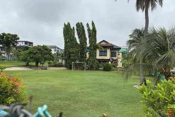 'VILA HAJI KAHAR': Inilah vila tempat tinggal Haji Abdul Kahar Abdul Ghani atau lebih dikenali dengan julukan 'Raja Bedok', seorang hartawan dan peniaga terkenal asal Palembang. Terletak di Jalan Haji Salam, ia masih berdiri megah, walaupun agak usang tetapi masih terjaga. Tidak dapat dipastikan siapa pemiliknya sekarang. Ia dikatakan telah berpindah tangan semasa pendudukan Jepun. - Foto BH oleh ISMAIL ALI