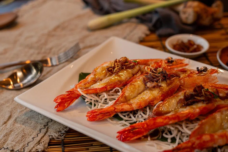 Hidangan ‘Jimbaran Grilled Prawns’ boleh dinikmati bersama pelbagai pilihan lain termasuk ‘Deep-Fried Sea Bass with Sweet and Sour Sauce’, serta ‘Seafood Tom Yum Soup’ di Mutiara Seafood.