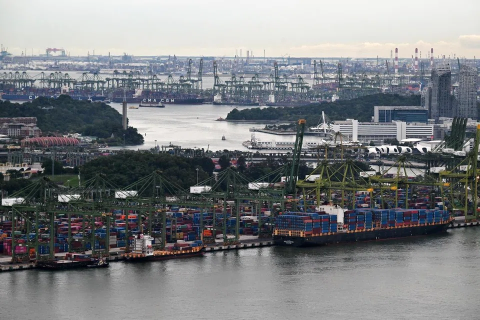 Pada 2024, pelabuhan Singapura juga mengendalikan paras tertinggi sepanjang masa iaitu 41.12 juta kontena perkapalan, atau unit bersamaan dua puluh kaki (TEU), menurut angka daripada Penguasa Maritim dan Pelabuhan Singapura (MPA).