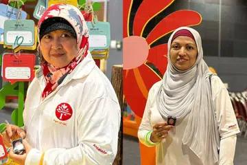Cik Zainab Sani (kiri) dan Cik Raunaq Begum Yunus (kanan) mendapat pengiktirafan dalam Anugerah Teladan Duta Generasi Warga Emas (SGA).