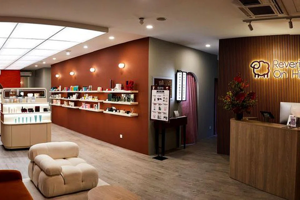 Kedai Reverie On Hill di Dempsey Hill yang menjual produk kecantikan dan kesihatan. 