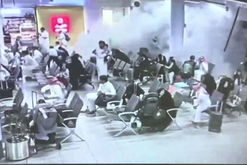 Tangkap layar daripada rakaman kamera litar tertutup (CCTV) yang disiarkan semasa sidang media oleh gabungan tentera pimpinan Arab Saudi di Riyadh menunjukkan bukti serangan Houthi ke atas Lapangan Terbang Antarabangsa Abha.
