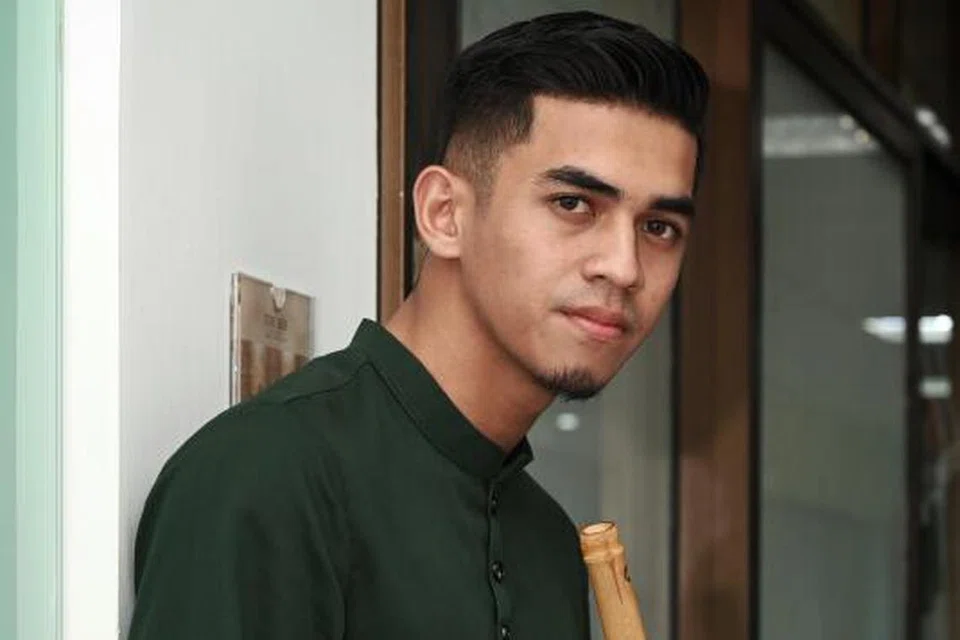 ALUNAN MERDU:  Eman Zikri yakin irama seruling dapat menambat hati generasi muda. 