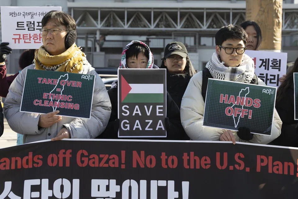 Anggota Action4Palestine Korea Selatan mengangkat papan tanda semasa satu perhimpunan menentang rancangan Gaza Presiden Amerika Syarikat Donald Trump di hadapan Kedutaan Amerika di Seoul, Korea Selatan, pada 6 Februari 2025.