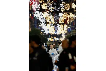 KAWAL RAPI: Kawasan pengeboman ditutup dengan anggota polis melakukan kawalan ketat sedang penyiasat dan pasukan penyelamat berada di kawasan itu. - Foto REUTERS