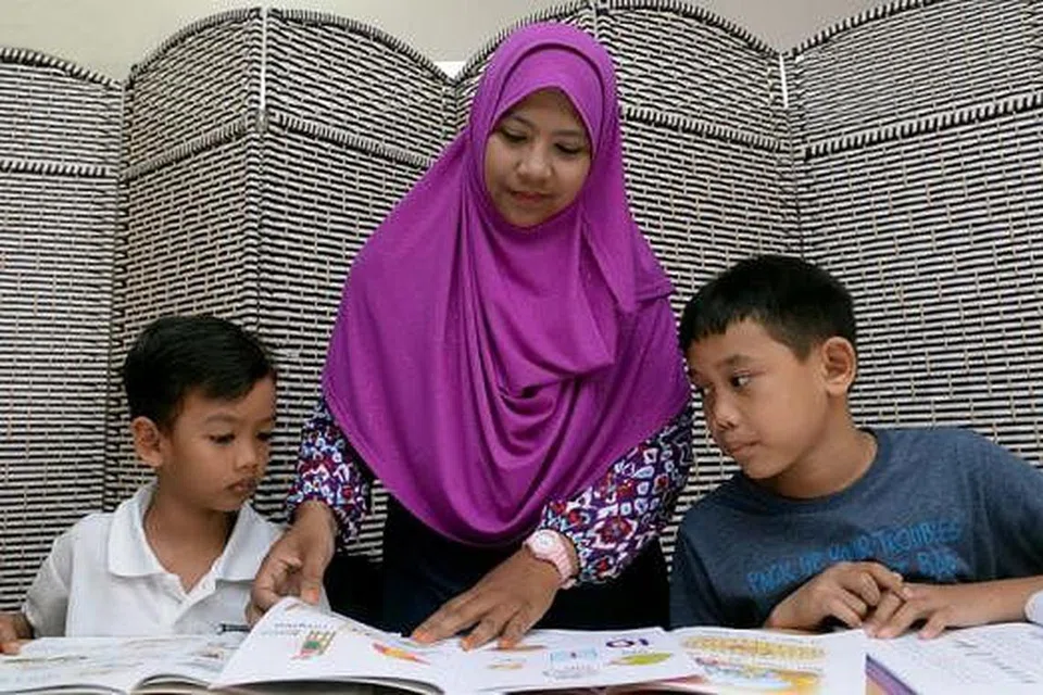 MAHU MEMBANTU LEBIH RAMAI PELAJAR: CIk Nurhidayu Sharif mahu mengongsi ilmu mengenai kaedah Easyphonics yang diperkenalkannya, yang dipercayai dapat membantu murid yang mempunyai masalah membaca. - Foto TAUFIK A. KADER
