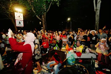 Ratusan orang ramai yang berkumpul di kawasan sekitar Kallang Basin enggan melepaskan peluang merakam pertunjukan bunga api sempena Perbarisan Hari Kebangsaan (NDP) pada 9 Ogos 2026. Ada yang sudah bersiap dengan telefon bimbit masing-masing, menantikan detik bunga api menerangi langit malam.