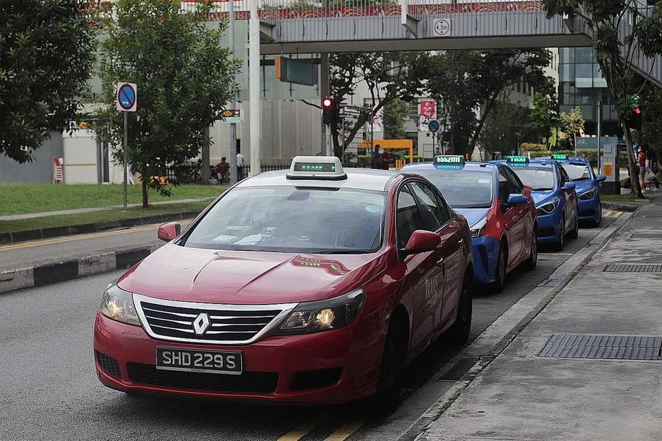 KENAIKAN TAMBANG: ComfortDelGro berkata kenaikan tambang itu adalah untuk menanggung kos operasi yang lebih tinggi disebabkan harga minyak yang semakin meningkat, antara lain. - Foto BH oleh GIN TAY