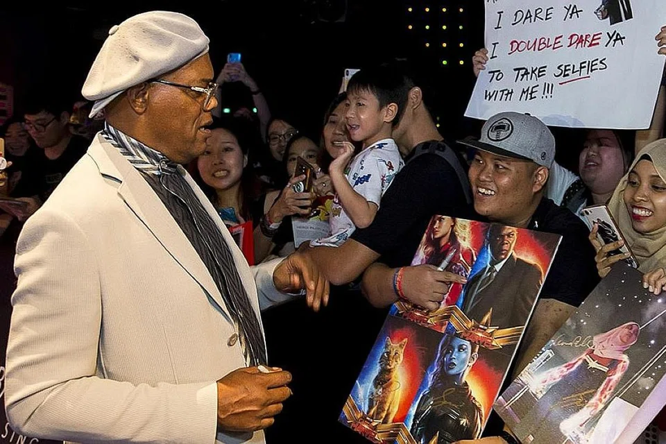 RANGKA PUBLISITI: (Gambar atas) Samuel L. Jackson menandatangani autograf buat peminat yang menantinya. - Foto MARINA BAY SANDS