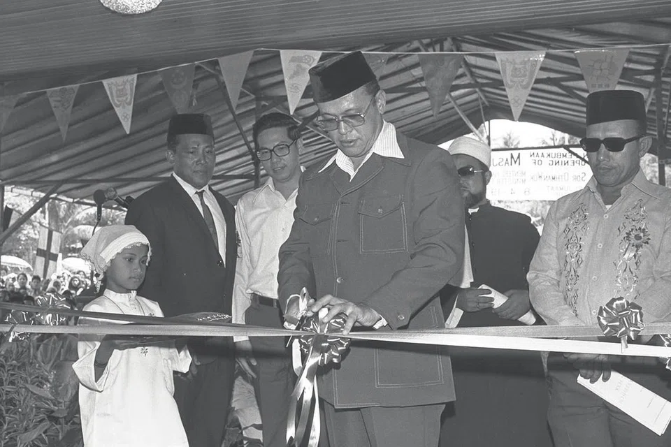 SAAT BANGGA BAGI MASYARAKAT: Encik Othman (tengah) tetamu terhormat di majlis pembukaan rasmi Masjid Muhajirin. Bersamanya ialah Anggota Parlimen Geylang Serai, Encik Rahmat Kenap (di kirinya); dan Menteri Negara (Pembangunan Negara), Encik Ong Teng Cheong (di kanannya). - Foto fail 