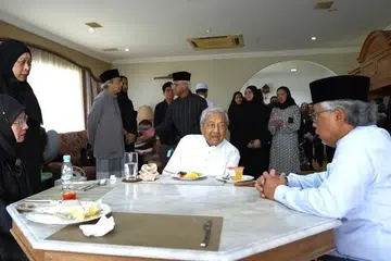 Mantan Perdana Menteri Malaysia, Tun Dr Mahathir Mohamad (tengah) ketika menerima kehadiran Sultan Pahang, Sultan Abdullah Ahmad Shah (kanan) dan Tengku Ampuan Pahang, Tunku Azizah Aminah Maimunah Iskandariah (duduk, kiri). Sultan Abdullah dan Tunku Azizah hadir memberi penghormatan terakhir buat Allahyarhamha Tun Dr Siti Hasmah Mohamad Ali, di kediaman Dr Mahathir di The Mines, Seri Kembangan, Selangor.