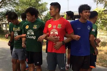 MULA MESRA: Hassan Sunny (baju merah) kini lebih mesra dengan rakan sepasukan dari Army United. - Foto ARMY UNITED FANCLUB