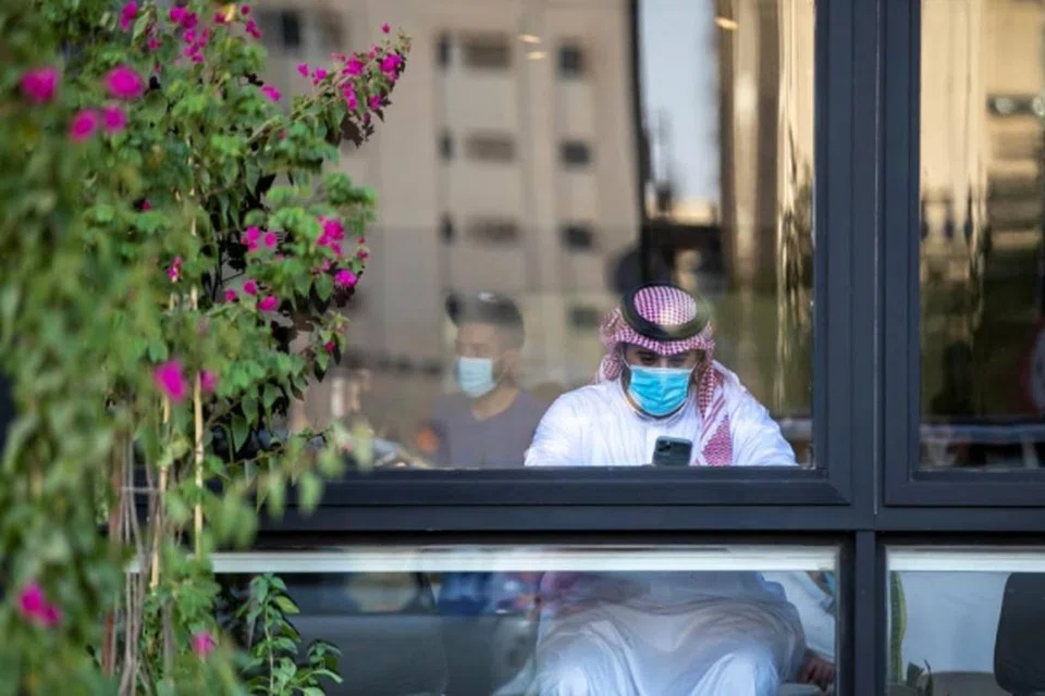 TERUS WASPADA: Penduduk Arab Saudi di Riyadh masih menjalani kehidupan seperti biasa sedang negara itu mula mengesan kehadiran JN.1 – varian terkini Covid-19.
