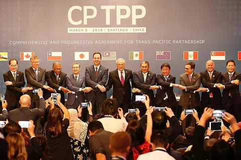 PASARAN TERBUKA: Wakil-wakil negara anggota Perkongsian Trans-Pasifik (TPP) bergambar selepas menandatangani Perjanjian Komprehensif dan Progresif bagi Perkongsian Trans-Pasifik (CPTPP) semalam di Santiago, Chile. Mewakili Singapura ialah Menteri Perdagangan dan Perusahaan (Perdagangan) Encik Lim Hng Kiang (kiri). - Foto REUTERS