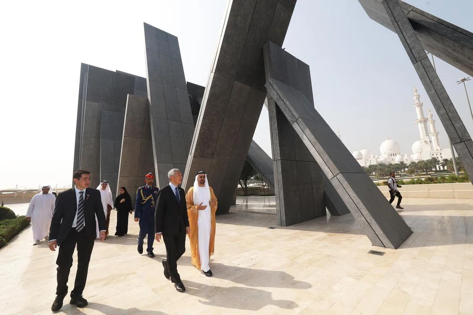 TUGU PERINGATI WIRA: Encik Lee Hsien Loong diiringi  Sheikh Theyab Bin Mohamed Bin Zayed Al Nahyan,  Pengerusi Pejabat Pembangunan dan Hal Ehwal Keluarga Para Syuhada, UAE ketika mereka di Wahat Al Karama, tugu memperingati pengorbanan dan bakti wira UAE.