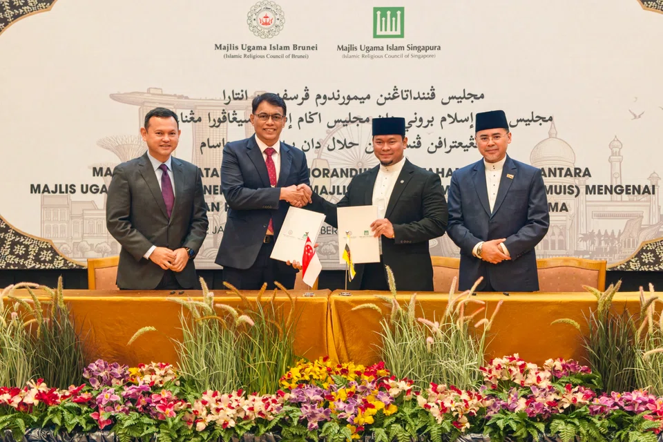 Pemangku Menteri Bertanggungjawab bagi Ehwal Masyarakat Islam, Encik Zaqy Mohamad (kiri); dan Menteri Ehwal Agama Brunei, Pengiran Dato Seri Paduka Haji Mohd Tashim Pengiran Haji Hassan (kanan); menyaksikan majlis memeterai Memorandum Persefahaman (MOU) antara Singapura dengan Brunei yang ditandatangani oleh Ketua Eksekutif, Majlis Ugama Islam Singapura (MUIS), Encik Kadir Maideen (dua dari kiri); dan Pemangku Setiausaha Majlis Ugama Islam Brunei (MUIB), Pengiran Ahmad Faris Ramadhani; di Brunei pada 13 Oktober.