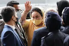SEMPAT LAMBAI: Datin Rosmah sempat melambai ke arah media sebelum tinggalkan Kompleks Mahkamah Kuala Lumpur. - Foto REUTERS