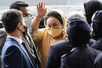 LAMBAIAN KEPADA PENYOKONG: Datin Seri Rosmah Mansor kini bebas dengan ikat jamin selepas dihukum penjara 10 tahun dan denda hampir RM1 bilion kerana tiga kesalahan rasuah melibatkan projek hibrid solar bernilai RM1.25 bilion bagi manfaat 369 sekolah di kawasan pedalaman Sarawak. - Foto fail