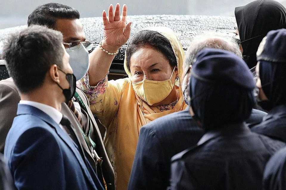 SEMPAT LAMBAI: Datin Rosmah sempat melambai ke arah media sebelum tinggalkan Kompleks Mahkamah Kuala Lumpur. - Foto REUTERS