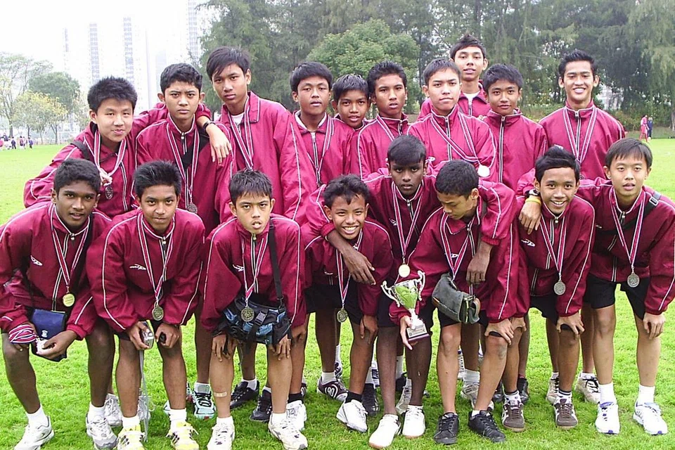 Gavin Lee (paling kanan, barisan bawah) mewakili Singapura dalam pertandingan undangan bawah-15 tahun di Hong Kong pada 2005. Pasukan yang dipimpin Kadir Yahaya itu turut dianggotai kapten Singa, Hariss Harun (paling kiri, barisan bawah) dan Izwan Mahbud (lima dari kiri, barisan atas). 