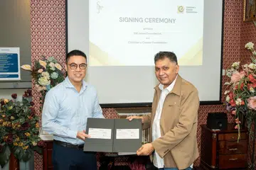 Pengasas Yayasan S.M Jaleel, Encik Mohamed Abdul Jaleel (kanan), menyerahkan cek berjumlah $350,000 kepada pengerusi Yayasan Barah Kanak-kanak (CCF), Dr Kevin Tay, dalam satu majlis penyerahan cek pada 18 Oktober di ibu pejabat Yayasan S.M. Jaleel di Lower Delta Road sempena penubuhan Dana Pendidikan S.M. Jaleel-CCF.