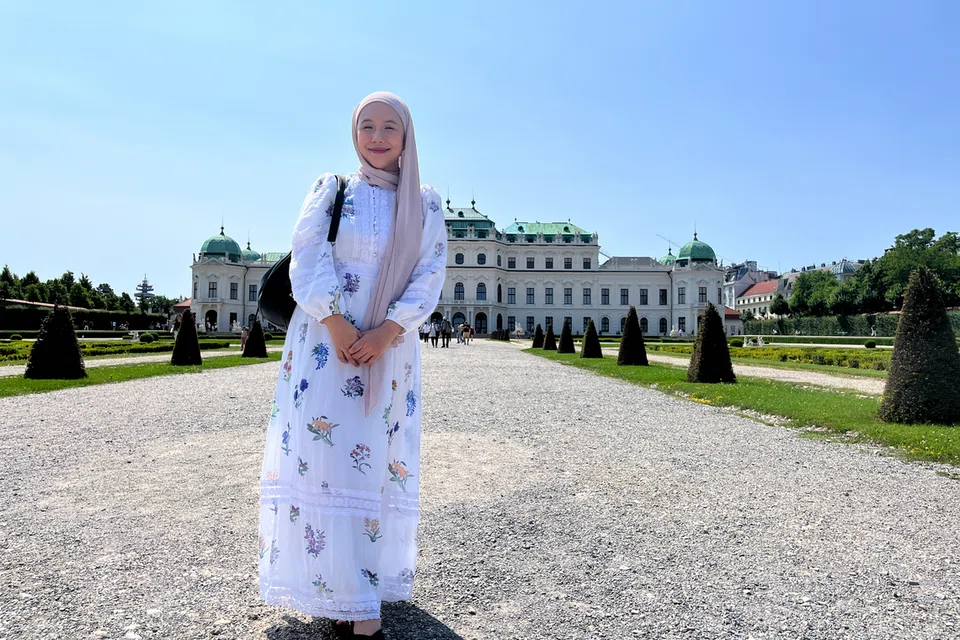 Penulis, Cik Kaiyishah Ayuni, berlatarbelakangkan Istana Belvedere, Vienna.
