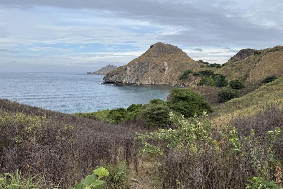 Pemandangan dari tapak rehat keempat sebelum tiba di puncak Pulau Padar.