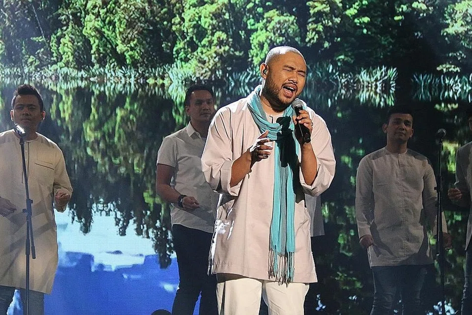 NYANYI PENUH JIWA RAGA: Adeep Nahar mendendangkan lagu 'Hijau' sewaktu Gema Gegar Vaganza 2 . - Foto fail