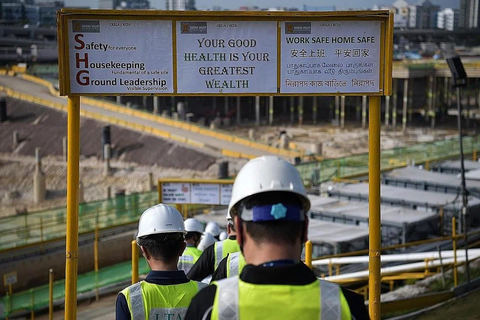 KESELAMATAN PENTING DIJAGA: Industri digalak memastikan keselamatan pekerja di tempat tugas ditingkatkan seiring usaha melaksanakan langkah jarak selamat. - Foto fail