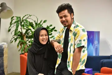 TERINGAT AYAH: Stor Atuk yang dicalonkan bagi Rancangan Kanak-Kanak Terbaik, Pesta Perdana dan diusahakan Helmindra Halim (kanan) dan isteri Fizah Nizam meraih inspirasi daripada barangan lama yang disimpan bapa Helmindra, Allahyarham J.A. Halim.