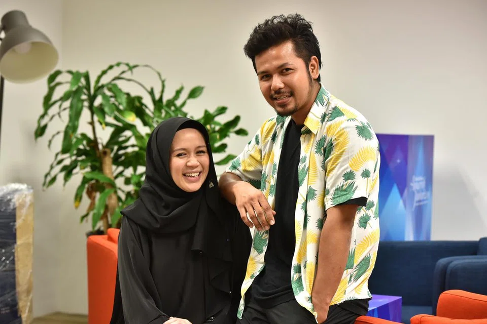 TERINGAT AYAH: Stor Atuk yang dicalonkan bagi Rancangan Kanak-Kanak Terbaik, Pesta Perdana dan diusahakan Helmindra Halim (kanan) dan isteri Fizah Nizam meraih inspirasi daripada barangan lama yang disimpan bapa Helmindra, Allahyarham J.A. Halim.
