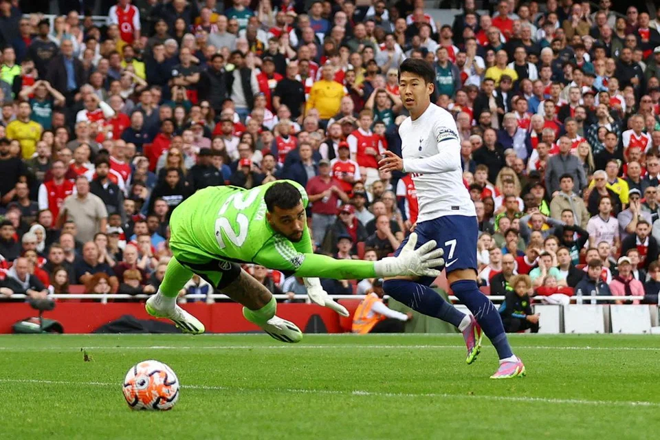 BANGKIT DUA KALI: Arsenal mendahului dua kali dalam perlawanan menentang Tottenham, namun penyerang Son Heung-min (kanan) berjaya membalas dengan dua gol bagi menyamakan kedudukan.