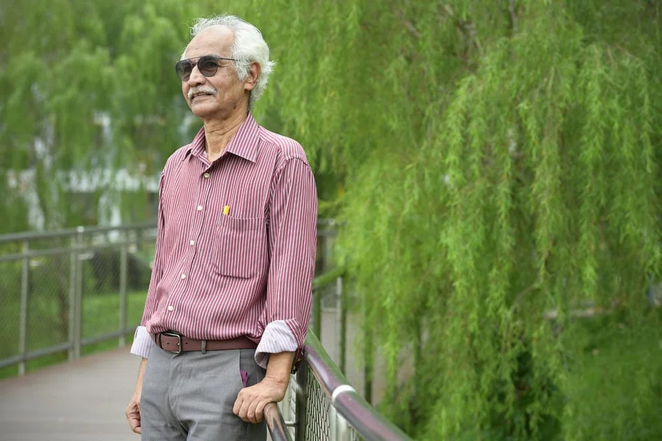 TERUS USAHA PERBAIKI TEKNIK MENULIS: Encik Hamed Ismail yang suka mendengar, membaca dan menyampaikan cerita, mula menulis sejak berusia 15 tahun. Beliau berkata seorang penulis harus selalu membaca hanya karya setempat, malah sastera dunia. - Foto BM oleh NG SOR LUAN