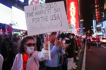 MENJULANG IMPIAN: Rakyat Amerika meraikan kemenangan Encik Biden dan Cik Kamala Harris di Times Square, New York City - Foto REUTER