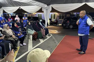 Pengerusi Badan Perhubungan Umno Sabah, Datuk Jafry Ariffin (kanan), ketika menghadiri Program Gerakan Masyarakat Desa di Taman Cendana, Pasir Gudang.