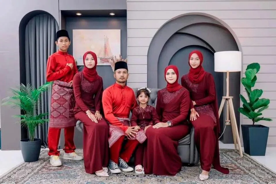 Gambar kenangan Hari Raya Aidilfitri 2024 Allahyarham Noor Rahiza Anuar (dua dari kanan) bersama keluarga.