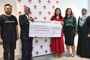 Kutipan derma diserahkan kepada Encik Benjamin Williams, Setiasusaha Agung dan Ketua Pegawai Eksekutif Persatuan Palang Merah (dua dari kiri). Bersama beliau ialah penganjur Festival Filem Palestin (dari kiri) Encik Sofhian Jaafar, Cik Zaris Azira, Cik Zaris Sofia dan Cik Idayu Chuni.