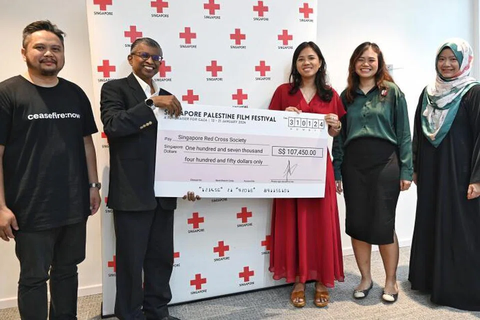 Kutipan derma diserahkan kepada Encik Benjamin Williams, Setiasusaha Agung dan Ketua Pegawai Eksekutif Persatuan Palang Merah (dua dari kiri). Bersama beliau ialah penganjur Festival Filem Palestin (dari kiri) Encik Sofhian Jaafar, Cik Zaris Azira, Cik Zaris Sofia dan Cik Idayu Chuni.