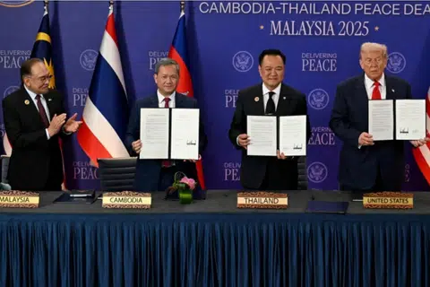 Pada 26 Oktober 2025, Presiden Amerika Encik Donald Trump (paling kanan) mengangkat dokumen semasa majlis menandatangani perjanjian gencatan senjata antara Perdana Menteri Thailand Encik Anutin Charnvirakul (kedua dari kanan) dan Perdana Menteri Kemboja Encik Hun Manet Kemboja di Kuala Lumpur, Malaysia, di mana Perdana Menteri Malaysia Encik Anwar Ibrahim bermain peranan penting (paling kiri).