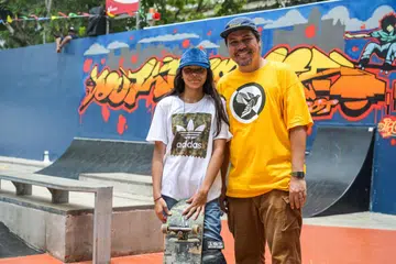Pasangan bapa dan anak - Zulkarnaen Mohammad Zin dan Eva Myra Zulkarnaen - antara orang pertama mencuba Taman Papan Selaju Bishan YouthCreates di Pusat Sukan ActiveSG Bishan, yang dilancarkan pada 16 Mac.