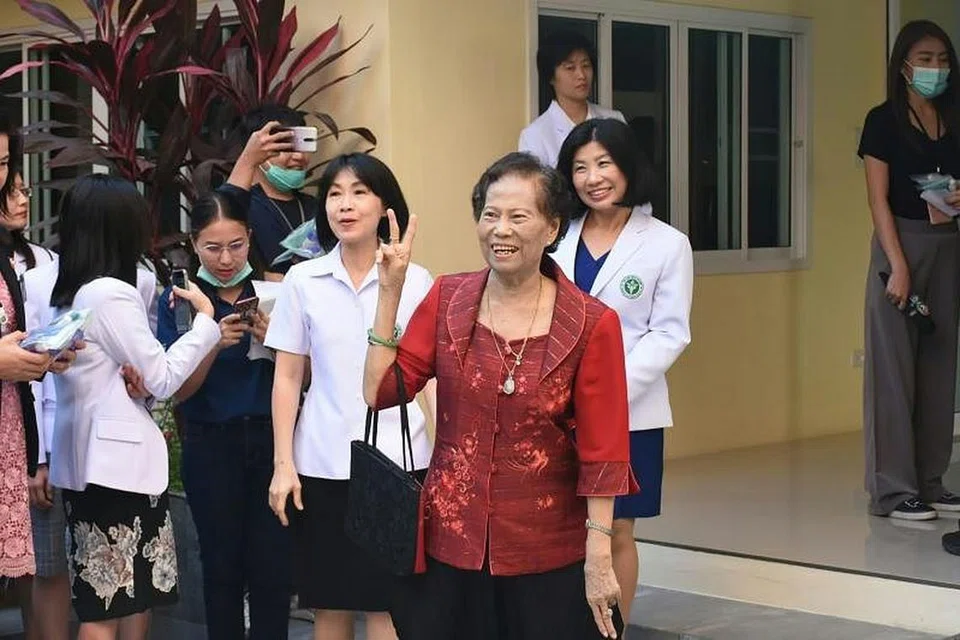 PULIH DARIPADA VIRUS: Gambar yang diambil pada 4 Februari lalu menunjukkan Cik Jaimuay Sae-Ung, selepas satu sidang akhbar. Beliau dilaporkan keluar dari hospital hujung Januari lalu.