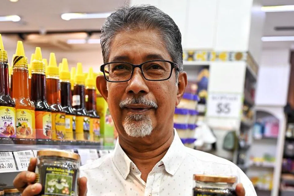 RAMUAN DIYAKINI: Pengasas Pati Ash-Shifaa Sauda, Encik Mohd Rafik Nawab, menggunakan perubatan cara tradisional untuk kebaikan kesihatan. 