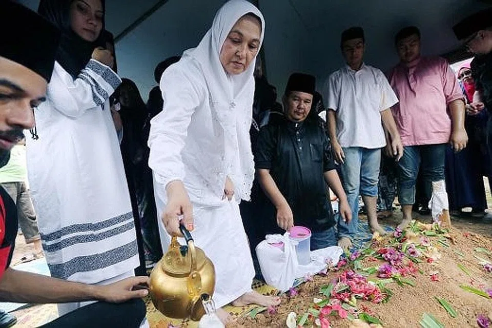 SELAMAT DIKEBUMIKAN: Isteri Allahyarham Jins Shamsuddin, Halijah Abdullah (kedua dari kiri), di upacara pengebumian di Tanah Perkuburan Masjid Al Ridhuan di Hulu Kelang. - Foto BERITA HARIAN MALAYSIA