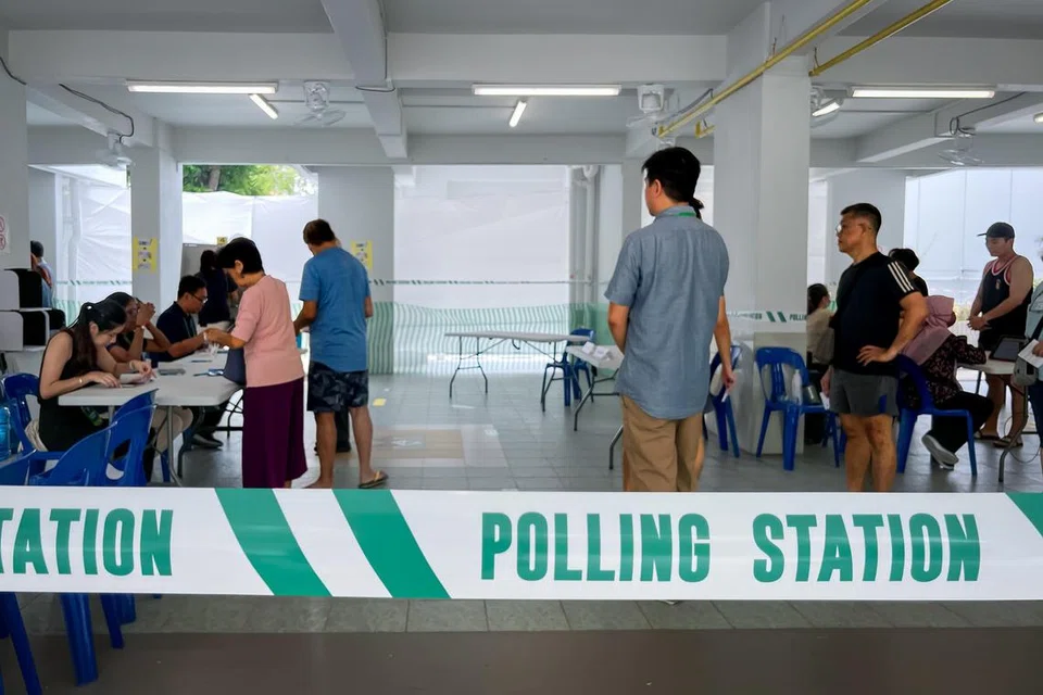 DAFTAR MENGUNDI: Warga Singapura mendaftar di pusat mengundi di Blok 47 Telok Blangah Drive sebelum mengundi.